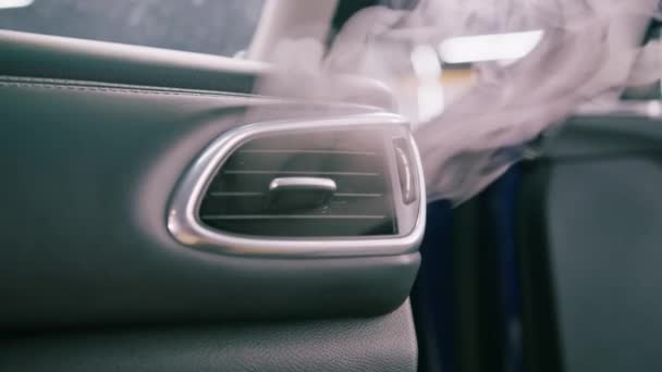Uap Keluar Dari Ventilasi Udara Mobil Mewah Dengan Interior Hitam — Stok Video