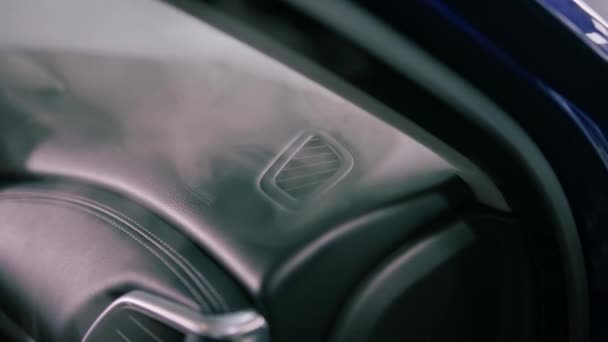 Para Wychodzi Klimatyzatora Wywietrznika Luksusowego Samochodu Czarnym Wnętrzem Praniu Praniu — Wideo stockowe