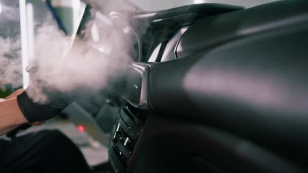Ein Mitarbeiter Einer Autowaschanlage Säubert Sorgfältig Den Innenraum Eines Luxusautos — Stockvideo