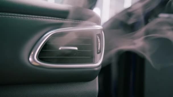 蒸汽从一辆带有黑色内饰的豪华轿车的空调机喷口冒出来 经过清洗和蒸汽清洁剂的干洗 — 图库视频影像