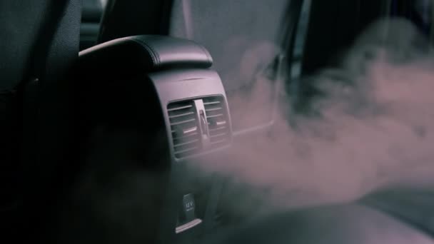 Ατμός Βγαίνει Από Τον Εξαερισμό Ενός Πολυτελούς Αυτοκινήτου Μαύρο Εσωτερικό — Αρχείο Βίντεο