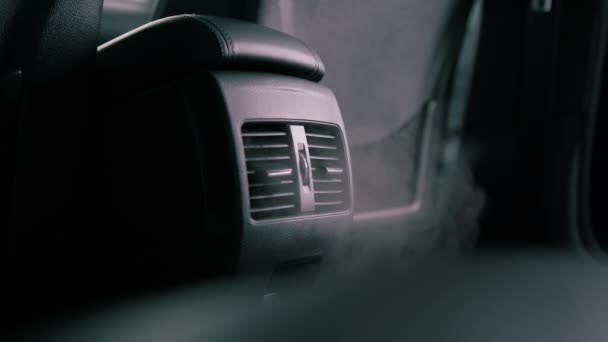 Ατμός Βγαίνει Από Τον Εξαερισμό Ενός Πολυτελούς Αυτοκινήτου Μαύρο Εσωτερικό — Αρχείο Βίντεο
