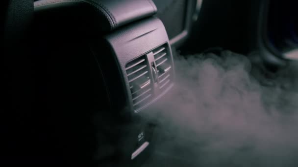 蒸気は蒸気クリーナーの詳述が付いている洗浄および乾燥したクリーニングの後で黒い内部が付いている贅沢な車のエアコンのベントから出て来ます — ストック動画