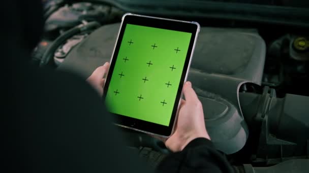 Mężczyzna Serwis Samochodowy Pracownik Tabletem Jego Rękach Którym Jest Zielony — Wideo stockowe