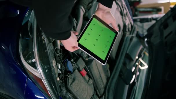 Man Auto Service Werknemer Met Een Tablet Zijn Handen Waarop — Stockvideo