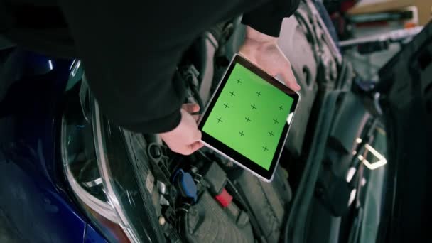 Man Auto Service Werknemer Met Een Tablet Zijn Handen Waarop — Stockvideo
