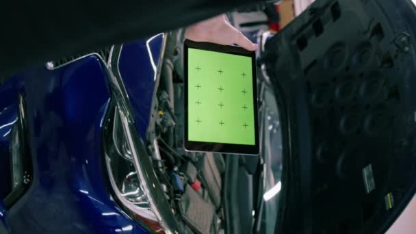Man Bil Servicearbetare Med Tablett Händerna Som Det Finns Grön — Stockvideo