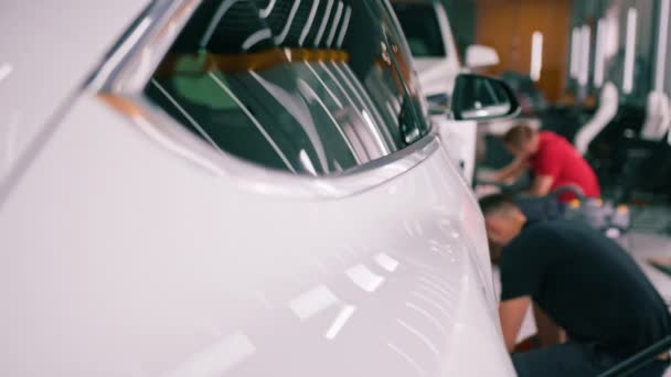 Szczegółowy Opis Lusterka Drzwi Białego Luksusowego Samochodu Umyciu Praniu Sucho — Wideo stockowe
