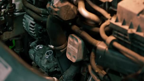 一位手握手电筒的男性汽车修理工检查了汽车发动机 找出了汽车底盘上的故障 — 图库视频影像
