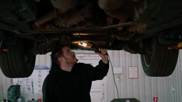 Mécanicien Automobile Mâle Avec Une Lampe Poche Dans Ses Mains — Video
