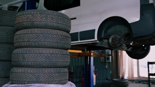 汽车后备箱汽车服务中没有轮子的汽车底盘上的汽车轮胎仓库 — 图库视频影像