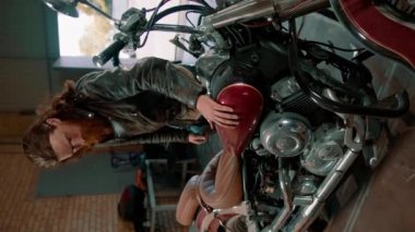 Yaratıcı otantik motosiklet atölyesi Mekanik motorcu garajı motorsiklet tamiri tozu dikey video sildi