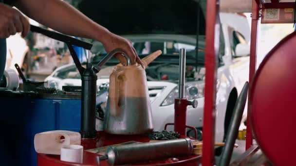 Detailní Záběr Okamžiku Naplnění Nádrže Motorovým Olejem Autoservisu Pro Údržbu — Stock video