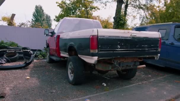 Ogólny Plan Starego Rozbitego Pickupa Stojącego Parkingu Pobliżu Serwisu Samochodowego — Wideo stockowe