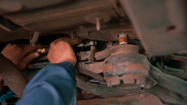 Close Man Auto Service Medewerker Reparatie Van Schorsing Van Een — Stockvideo
