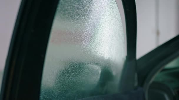 男性汽车维修人员在豪华轿车上贴上胶窗 详细说明了爱车与保护的概念 — 图库视频影像