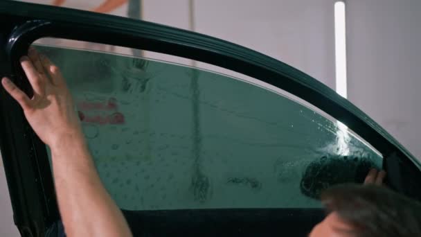 Männlich Auto Service Arbeiter Klebstoff Fenster Färbung Luxus Auto Detailliert — Stockvideo