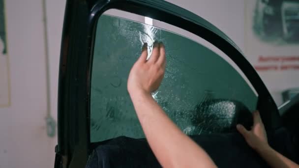Männlich Auto Service Arbeiter Klebstoff Fenster Färbung Luxus Auto Detailliert — Stockvideo