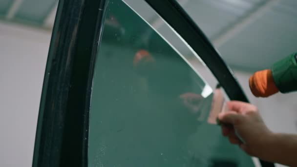 男性汽车维修人员在豪华轿车上贴上胶窗 详细说明了爱车与保护的概念 — 图库视频影像