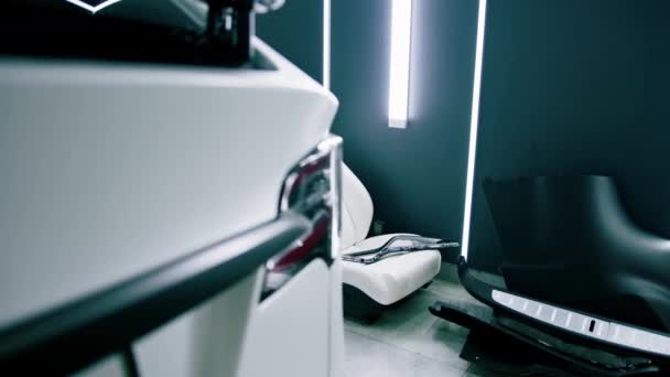 Szczegółowy Reflektor Zderzak Luksusowego Białego Samochodu Tle Zdejmowanego Fotelika Samochodowego — Wideo stockowe