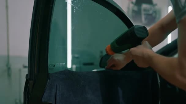 Pekerja Jasa Mobil Laki Laki Mengelem Jendela Berwarna Dalam Mobil — Stok Video
