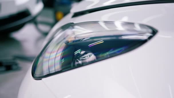 Szczegóły Zderzaka Reflektora Białego Luksusowego Samochodu Umyciu Pobliżu Serwisu Samochodowego — Wideo stockowe