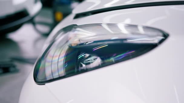 Szczegóły Zderzaka Reflektora Białego Luksusowego Samochodu Umyciu Pobliżu Serwisu Samochodowego — Wideo stockowe