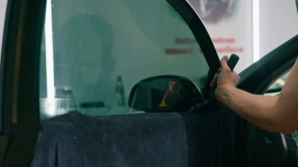 Працівник Автосервісу Приклеює Тонування Вікна Розкішному Автомобілі Детальний Ремонт Концепції — стокове відео