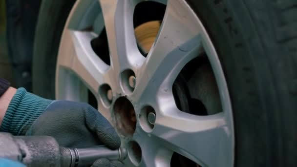 Mécanicien Automobile Changer Une Roue Une Voiture Noire Aide Une — Video