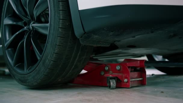 Bílé Luxusní Auto Zvedá Červeným Kolem Vyměnit Jack Autoservisu Při — Stock video