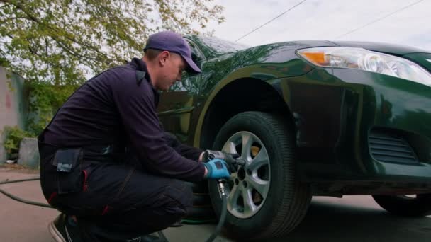 Auto Mechanic Changing Wheel Black Car Using Drill Tire Shop — Stock Video