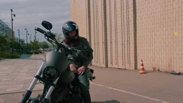 Seriöser Biker Mit Helm Und Lederjacke Sitzt Vor Raserei Auf — Stockvideo