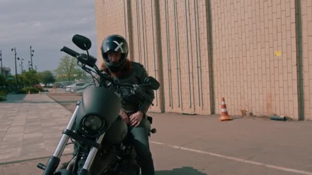 Ernstige Motorrijder Helm Lederen Jas Zit Zwarte Motorfiets Voor Race — Stockvideo