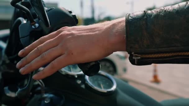 Bir Motorcunun Elinin Yakın Çekimi Hız Yarışına Başlamadan Önce Motorun — Stok video