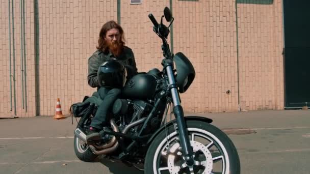 Портрет Брутального Рудого Бородатого Байкера Сидить Чорному Мотоциклі Після Гоночної — стокове відео