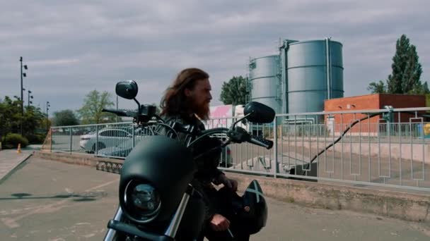 Brutal Motard Barbu Rouge Assis Sur Moto Noire Après Course — Video