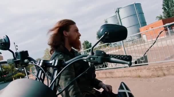 Brutal Motociclista Barbudo Vermelho Sentado Motocicleta Preta Após Corrida Fumar — Vídeo de Stock