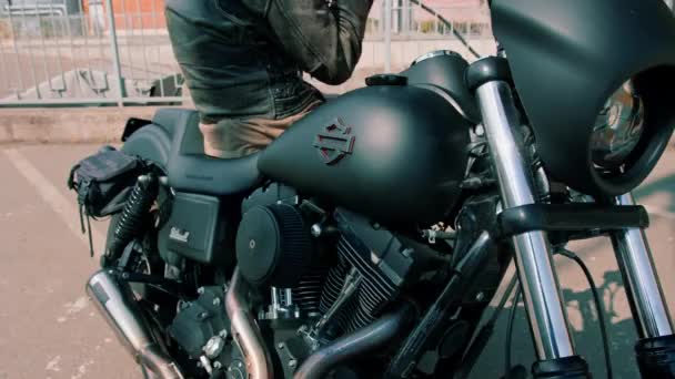 Brutale Rood Bebaarde Motorrijder Zittend Zwarte Motorfiets Race Roken Sigaret — Stockvideo