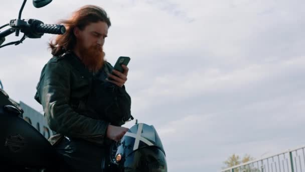 Vahşi Düşünceli Kızıl Sakallı Motosikletli Siyah Motosikletli Elinde Telefonla Hız — Stok video