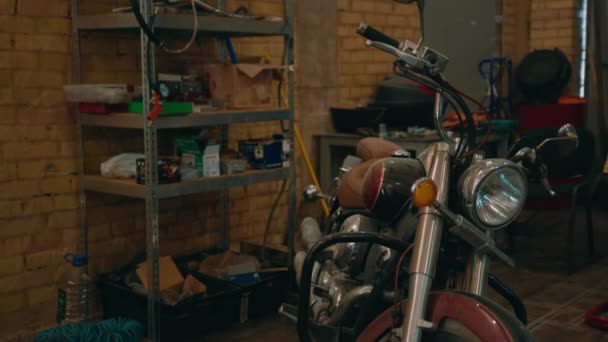 Креативная Мастерская Мотоциклов Красивый Современный Мотоцикл Сидит Пыли Гараже Ожидании — стоковое видео