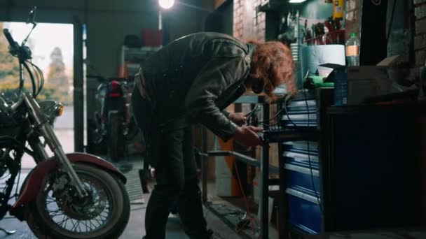 Taller Creativo Motocicleta Auténtica Mecánico Reparación Garaje Motorista Motocicleta Elige — Vídeos de Stock