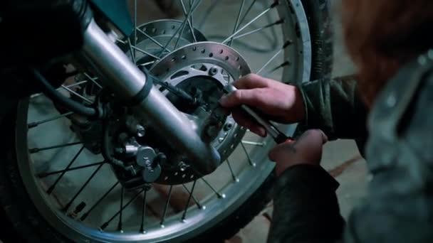 Taller Creativo Motocicleta Auténtica Garaje Mecánico Motos Reparación Llave Rueda — Vídeos de Stock