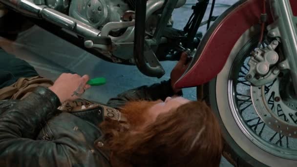 Taller Creativo Auténtico Motocicleta Mecánico Garaje Del Motociclista Está Reparando — Vídeos de Stock