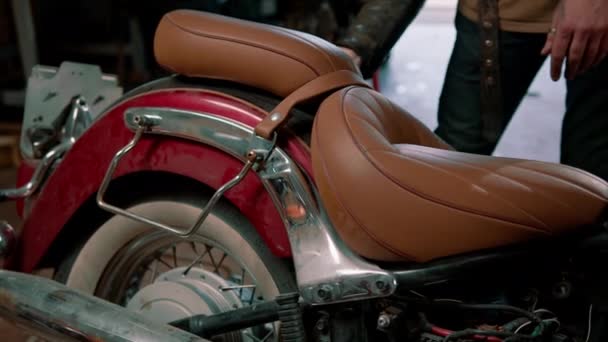 Taller Motocicleta Auténtica Creativa Mecánico Reparación Garaje Motocicleta Limpia Polvo — Vídeos de Stock