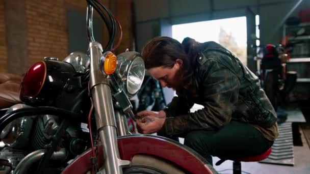 Yaratıcı Otantik Motosiklet Atölyesi Garaj Kızıl Saçlı Sakallı Motorcu Motor — Stok video