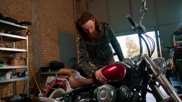 Yaratıcı Otantik Motosiklet Atölyesi Kızıl Saçlı Sakallı Tamirci Motosiklet Tamirhanesinde — Stok video