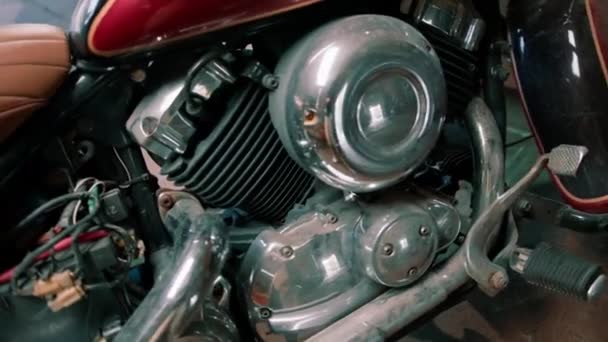 Творческий Аутентичный Мотоцикл Мастерской Рыжеволосый Бородатый Механик Байкерском Гараже Концентрирует — стоковое видео
