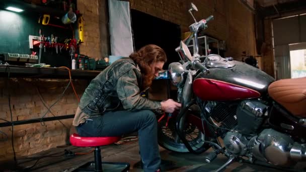 Créatif Authentique Atelier Moto Rousse Barbu Mécanicien Dans Garage Motard — Video