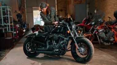 Yaratıcı otantik motosiklet atölyesi garajı portresi. Kızıl sakallı, motorlu, motorlu, sigara içen, motosikletli.