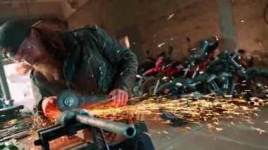 Yaratıcı otantik motosiklet atölyesi kızıl saçlı, sakallı, vahşi motosikletli, dairesel testere ile sıcak metalden kıvılcımlar uçuşuyor.